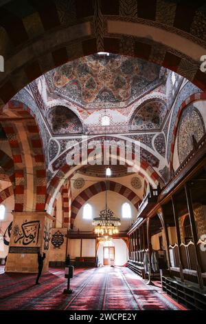 Edirne, Turkiye - 14. Januar 2024: Innenansicht von der Eski Cami, der alten Moschee, die im 15. Jahrhundert im Zentrum von Edirne, einem osmanischen Emp, erbaut wurde Stockfoto