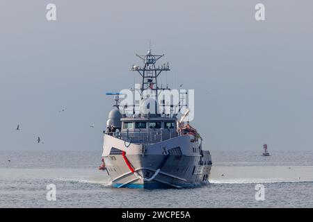 Der unbemannte Oberflächenschiff (USV) Ranger aus der Unmanned Surface Vessel Division One (USVDIV-1) kehrt zu seinem Homeport, der Marinebasis Ventura County, in Port Hueneme, Kalifornien zurück und schließt das Integrated Battle Problem (IBP) 23.2, 15. Januar 2024. IBP 23,2 ist eine Übung der pazifischen Flotte zum Testen, entwickeln und Evaluieren der Integration unbemannter Plattformen in den Flottenbetrieb, um Vorteile der Kriegsführung zu schaffen. (Foto der U.S. Navy von Electronics Technician 2nd Class Gavin McKenna) Stockfoto