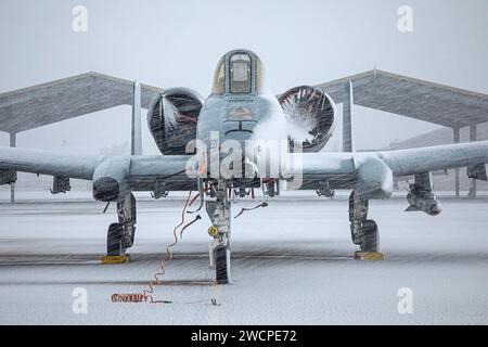 Am 12. Januar 2024 kam das Winterwetter im Südosten von Michigan an und schuf eine schneebedeckte Landschaft für Flugzeuge und Einrichtungen auf der Selfridge Air National Guard Base, mir. Unabhängig von der Temperatur ist der 127. Flügel immer einsatzbereit und arbeitet 24 Stunden am Tag, 365 Tage im Jahr, um den Staat und die Nation zu unterstützen. (Foto der U.S. Air National Guard von Tech. Sgt. Draw Schumann) Stockfoto