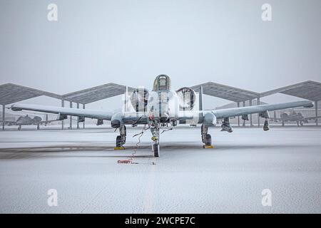 Am 12. Januar 2024 kam das Winterwetter im Südosten von Michigan an und schuf eine schneebedeckte Landschaft für Flugzeuge und Einrichtungen auf der Selfridge Air National Guard Base, mir. Unabhängig von der Temperatur ist der 127. Flügel immer einsatzbereit und arbeitet 24 Stunden am Tag, 365 Tage im Jahr, um den Staat und die Nation zu unterstützen. (Foto der U.S. Air National Guard von Tech. Sgt. Draw Schumann) Stockfoto