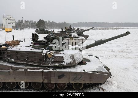 Soldaten der US-Armee, die dem 3. Bataillon, 67. Panzerregiment, 2. Panzerbrigade Combat Team, 3. Infanteriedivision, zugewiesen sind, führen eine M1A3 Abrams Live-Feuerübung in Camp Herkus, Litauen, 14. Januar 2024 durch. Die Strecke war Teil des situativen Trainings des Bataillons, das auf- und abgehängte Trainings beinhaltet. Die Mission der 3rd Infantry Division in Europa besteht darin, multinationale Schulungen und Übungen auf dem gesamten Kontinent durchzuführen und gemeinsam mit den NATO-Alliierten und regionalen Sicherheitspartnern kämpferische glaubwürdige Truppen für das V Corps, das in der EU stationierte US-Korps, bereitzustellen Stockfoto