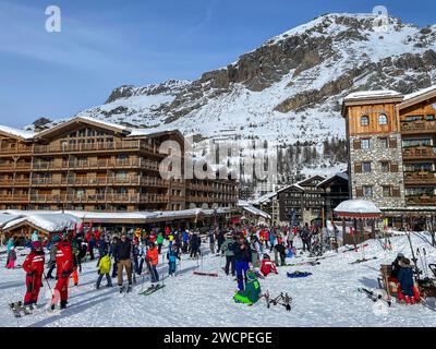 Skifahrer im Dorf Val d'Isere. Stockfoto