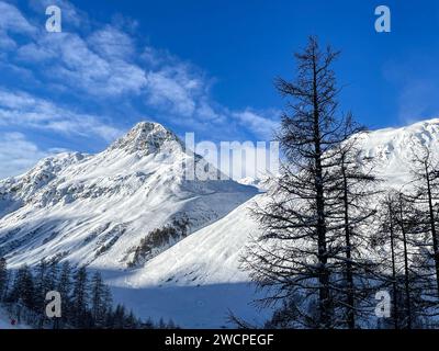 Schneegebirge vom Skigebiet Val d'Isere aus gesehen. Stockfoto