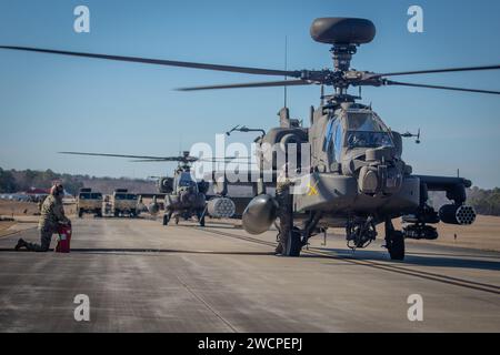 Soldaten des 96. Aviation Support Battalion, 101. Combat Aviation Brigade, 101. Airborne Division (Air Assault) betanken AH-64 apache Helikopter in Oxford, MS, während eines großen Long-Range Air Angriffs (LLAASLT) in das Joint Readiness Training Center in Fort Johnson, LA. Mit dieser Übung soll die Bereitschaft der Einheit getestet und gestärkt werden. Fast 80 Hubschrauber der US-Armee von Fort Campbell aus wird KY an mehreren Orten auf der gesamten Flugbahn anhalten, um zu tanken und zu versorgen, bevor sie auf die Trainingsziele in Fort Johnson, LA, angreifen. Es gibt vier FARPs: Millington, TN, Stockfoto