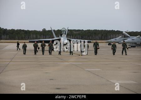 240115-N-YM590-1222 VIRGINIA BEACH, Virginia (15. Januar 2024)- Piloten, die den „Tomcatters“ der Strike Fighter Squadron (VFA) 31 zugewiesen sind, gehen die Fluglinie, während sie sich auf die Wiedervereinigung mit Familie und Freunden vorbereiten, nachdem sie am 15. Januar zur Naval Air Station Oceana in Virginia zurückgekehrt sind. nach mehr als acht Monaten Einsatz bei der Gerald R. Ford Carrier Strike Group. Während des Einsatzes absolvierte das Geschwader mehr als 2.669 Einsätze, insgesamt mehr als 4.153 Flugstunden und 1.991 Landungen, die vom Träger festgenommen wurden. (Foto der US Navy von Brian M. Brooks, Chief Mass Communication Specialist) Stockfoto