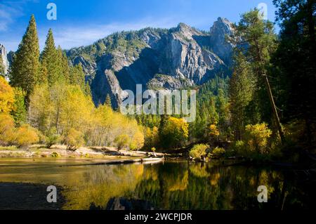 Merced River durch Yosemite Tal, Yosemite-Nationalpark, Kalifornien Stockfoto