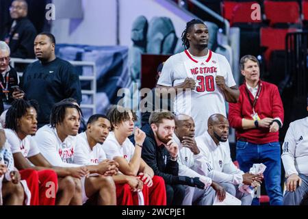 16. Januar 2024: NC State Wolfpack Stürmer DJ Burns Jr. (30) beobachtet während der ersten Halbzeit gegen den Wake Forest im ACC Basketball Matchup in der PNC Arena in Raleigh, NC. (Scott Kinser/CSM) (Bild: © Scott Kinser/Cal Sport Media) Stockfoto