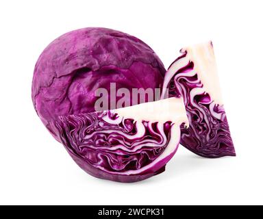 Frischer Rotkohl ganz und geschnitten, mit Wassertropfen isoliert auf weiß Stockfoto