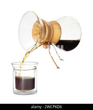 Gießen von Kaffee aus der chemex Kaffeemaschine in Glas isoliert auf weiß Stockfoto