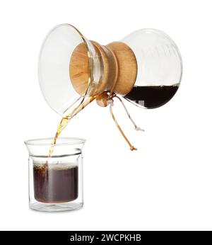 Gießen von Kaffee aus der chemex Kaffeemaschine in Glas isoliert auf weiß Stockfoto