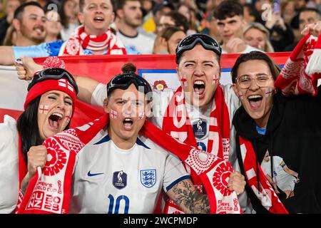 Englische Fans feiern beim Finale England gegen Spanien der FIFA Frauen-Weltmeisterschaft 2023 Australien und Neuseeland, Sydney, Australien am 20. August 2023 Stockfoto