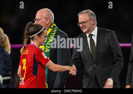 Der australische Premierminister Anthony Albanese gratuliert Teresa Abelleira zum Finale England gegen Spanien der FIFA Frauen-Weltmeisterschaft Australien 2023 an Stockfoto
