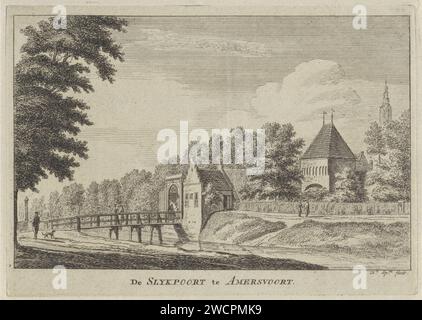 Blick auf den Slijkpoort in Amersfoort, Hendrik Spilman, 1742 - 1784 Print Blick auf den Slijkpoort in Amersfoort mit einer Brücke über den Singel und ganz rechts das Onze-Lieve-Vrouwetoren. Haarlem Papierätzung / Gravur Stadttor. Brücke Slijkpoort. Onze-Lieve-Vrouwetoren Stockfoto