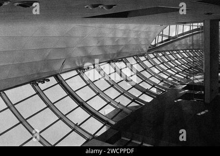 Dezember 2023 - Peabody Essex Museum - Salem, Massachusetts. Eine abstrakte Ansicht der umlaufenden Fenster und der Metallpaneeldecke in der Nähe des Eingangs des M Stockfoto