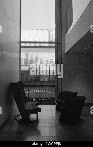 Dezember 2023 - Peabody Essex Museum - Salem, Massachusetts. Ein modernes Treppenhaus aus Beton, Stahl und Glas und Flur mit minimalistischen Stühlen und einer Couch Stockfoto