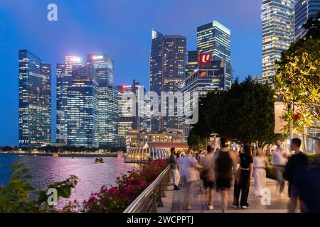 Singapur - Dezember 24,2023 : Panoramablick auf den wunderschönen Nachtblick entlang des Singapore River. Stockfoto