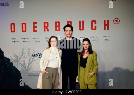 Sonja Gerhardt, Sabin Tambrea und Jennifer Ulrich bei der Premiere der ARD und CBS TV-Serie 'Oderbruch' im CineStar CUBIX am Alexanderplatz. Berlin, 1 Stockfoto