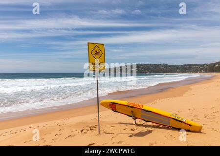 Palm Beach in Sydney, einer der berühmten nördlichen Strände von Sydney, Strandschild mit Hinweis auf gefährliche Strömungen, schwimmen Sie nicht im Meer, Australien, 2024 Stockfoto