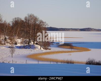 Malerischer Blick auf den See vor klarem Himmel im Winter Stockfoto