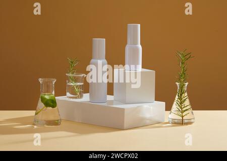 Zwei Flaschen ohne Etikett stehen auf den Podesten. Ein Becher und eine Flasche mit grünem Algen. Leeres Etikett zur kosmetischen Aufmachung von Algen extrac Stockfoto