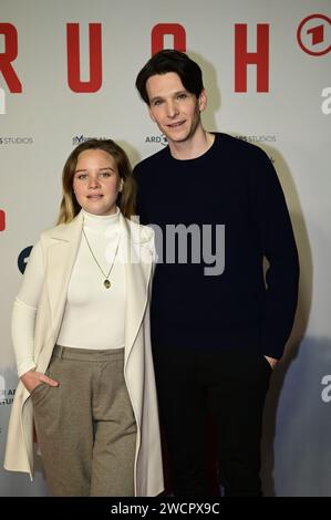Sonja Gerhardt und Sabin Tambrea bei der Premiere der ARD und CBS TV-Serie 'Oderbruch' im CineStar CUBIX am Alexanderplatz. Berlin, 16.01.2024 Stockfoto