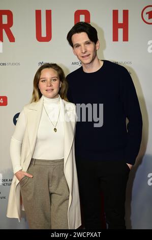 Sonja Gerhardt und Sabin Tambrea bei der Premiere der ARD und CBS TV-Serie 'Oderbruch' im CineStar CUBIX am Alexanderplatz. Berlin, 16.01.2024 Stockfoto