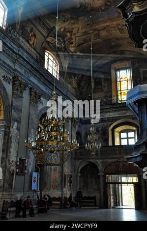 Karmeliterkirche, eine ukrainische griechisch-katholische Pfarrkirche in Lemberg, Ukraine. Atemberaubendes Interieur mit Fresken, die die Morgensonne aufsaugen. Stockfoto