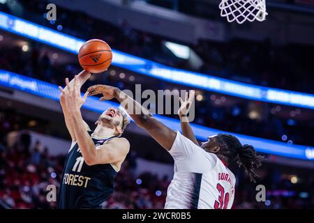 16. Januar 2024: Andrew Carr (11) wird von NC State Wolfpack Stürmer DJ Burns Jr. (30) im ACC Basketball Matchup in der PNC Arena in Raleigh, North Carolina, bekämpft. (Scott Kinser/CSM) (Bild: © Scott Kinser/Cal Sport Media) Stockfoto