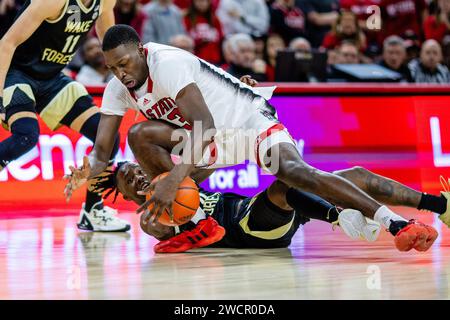 16. Januar 2024: NC State Wolfpack Stürmer DJ Burns Jr. (30) taucht im ACC Basketball Matchup in der PNC Arena in Raleigh, North Carolina, gegen den Wake Forest. (Scott Kinser/CSM) (Bild: © Scott Kinser/Cal Sport Media) Stockfoto