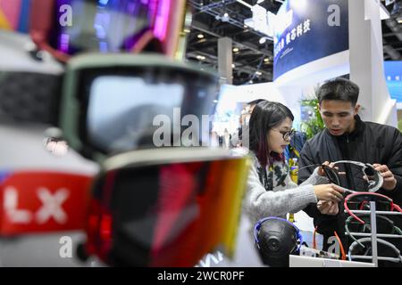 **CHINESISCHES FESTLAND, HONGKONG, MACAU UND TAIWAN AUS** die ISPO Beijing 2024, eine große Sport- und modemesse, startet am 14. Januar in Peking, China, Stockfoto