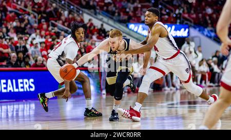 16. Januar 2024: Wake Forest Guard Cameron Hildreth (2) fährt zwischen dem Wake Forest Guard Dennis Parker Jr. (11) und dem Wake Forest Guard Casey Morsell (14) in der PNC Arena in Raleigh, NC. (Scott Kinser/CSM) (Bild: © Scott Kinser/Cal Sport Media) Stockfoto