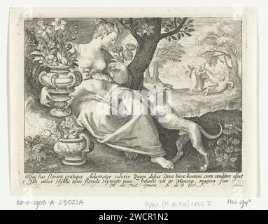 SENSE Riech, Nicolaes de Bruyn, nach Maerten de Vos, 1581–1656 Printfrau als Personifikation des SENSE Rieches in der Landschaft mit Vasen voller Blumen, riecht sie eine Rose, während ein Hund gegen sie springt. Die Erschaffung Adams wird im Hintergrund dargestellt. In Rand unter zwei Zeilen lateinisch. Niederlande Papiergravur riechen, riechen (einer der fünf Sinne). Gott macht den Menschen aus Lehm Stockfoto