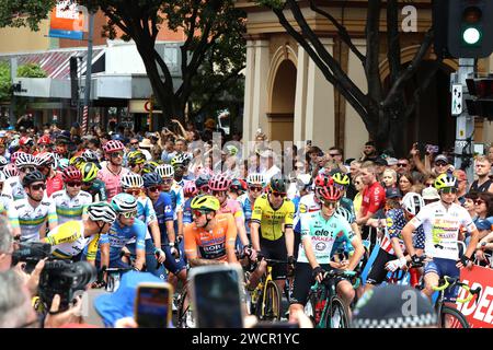 Fahrer, die sich darauf vorbereiten, die Startelinie von Norwood auf der zweiten Etappe des 2024 Tour Down Under Radrennens in Adelaide Australien zu verlassen Stockfoto