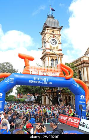 Fahrer, die sich darauf vorbereiten, die Startelinie von Norwood auf der zweiten Etappe des 2024 Tour Down Under Radrennens in Adelaide Australien zu verlassen Stockfoto