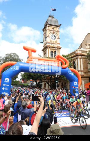 Fahrer, die die Startlinie von Norwood auf der zweiten Etappe des 2024 Tour Down Under Radrennens in Adelaide Australia verlassen Stockfoto