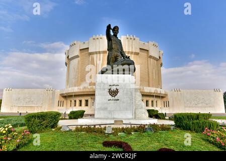 Statue von Hafez Al-Assad im Oktober war Panorama, einem Nationalmuseum zum Gedenken an den Oktoberkrieg 1973. Damaskus, Syrien. Stockfoto