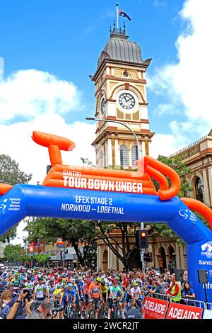 17. Januar 2024, Adelaide, Australien. Fahrer, die sich darauf vorbereiten, die Startlinie von Norwood auf der zweiten Etappe des Tour Down Under Cycling Race 2024 in Adelaide Australia zu verlassen Credit: Russell Mountford/Alamy Live News Stockfoto