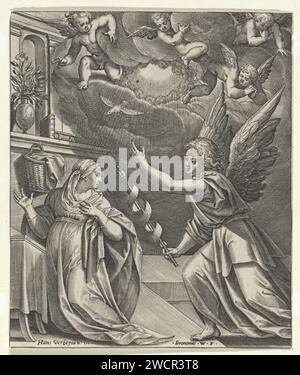 Verkündigung, Hieronymus Wierix, nach Hans Verheyden, 1563 - vor 1586 Druck Maria kniet auf ihrem Schreibtisch. Sie schaut über die Schulter auf den Engel Gabriel. Er sagt ihr, dass sie einen Sohn gebären wird, der Christus genannt wird. Über ihnen Engel und die Taube als Symbol des Heiligen Geistes. Antwerpener Papier mit der Verkündigung: Maria, die normalerweise liest, wird vom Engel besucht (manchmal hört eine Frau das Gespräch) Stockfoto