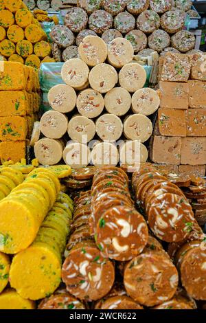 Sohan Halwa typische Süßigkeiten aus Ajmer auf dem Dargah Basar in Ajmer, Rajasthan, Indien Stockfoto