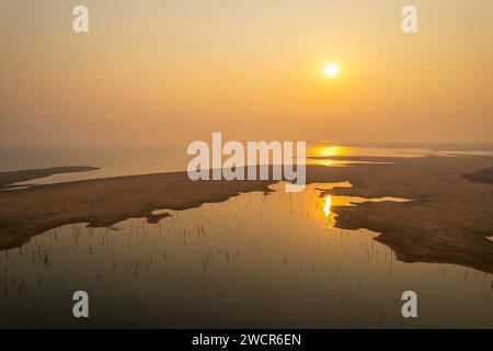 Der Sonnenuntergang über dem Kariba-See in Simbabwe. Stockfoto