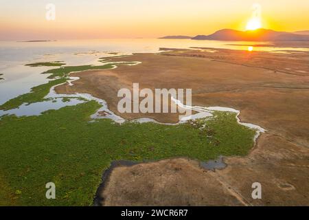 Der Sonnenuntergang über dem Kariba-See in Simbabwe. Stockfoto