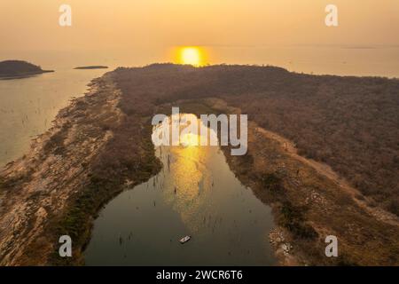 Der Sonnenuntergang über dem Kariba-See in Simbabwe. Stockfoto