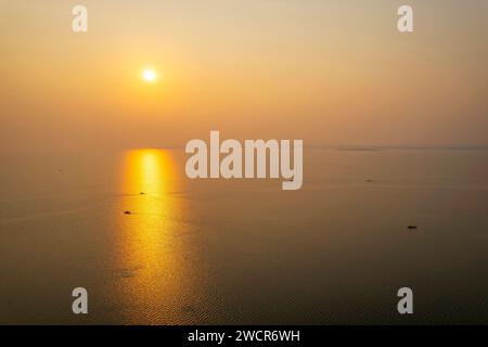 Der Sonnenuntergang über dem Kariba-See in Simbabwe. Stockfoto