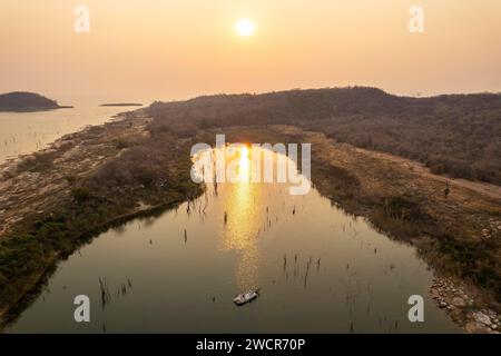 Der Sonnenuntergang über dem Kariba-See in Simbabwe. Stockfoto