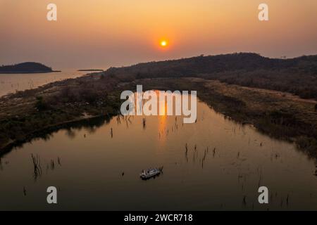 Der Sonnenuntergang über dem Kariba-See in Simbabwe. Stockfoto