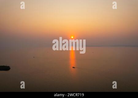 Der Sonnenuntergang über dem Kariba-See in Simbabwe. Stockfoto