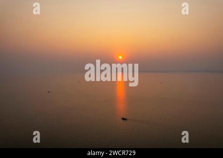 Der Sonnenuntergang über dem Kariba-See in Simbabwe. Stockfoto