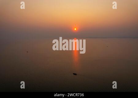 Der Sonnenuntergang über dem Kariba-See in Simbabwe. Stockfoto