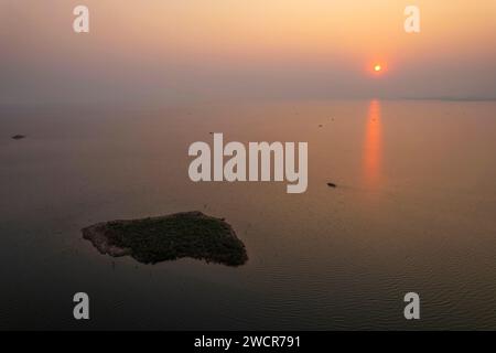 Der Sonnenuntergang über dem Kariba-See in Simbabwe. Stockfoto