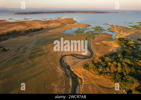 Ein Sonnenuntergang über dem Kariba-See in Simbabwe. Stockfoto